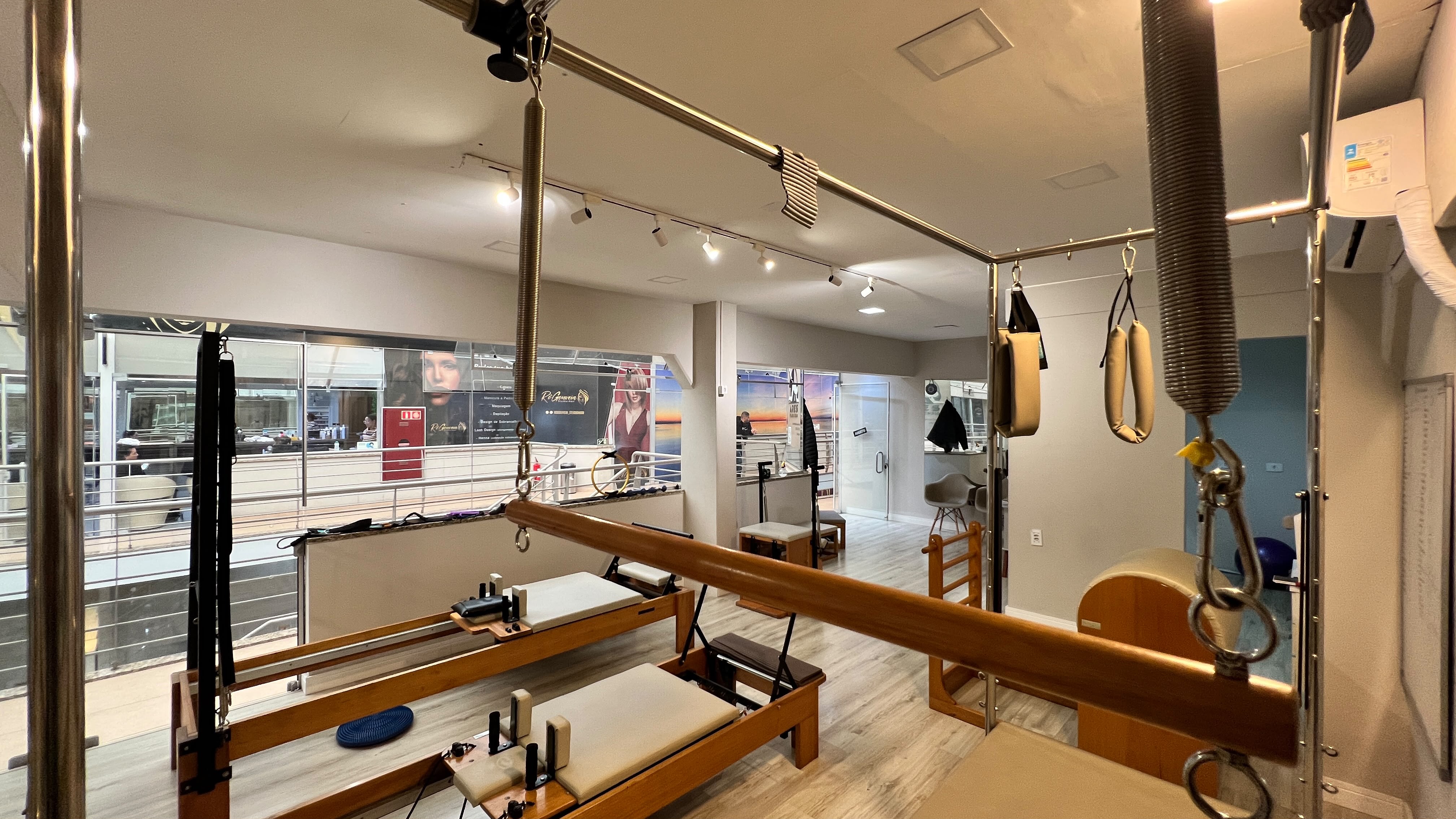 Aparelhos de Pilates do Ares Studio com vista para o shopping